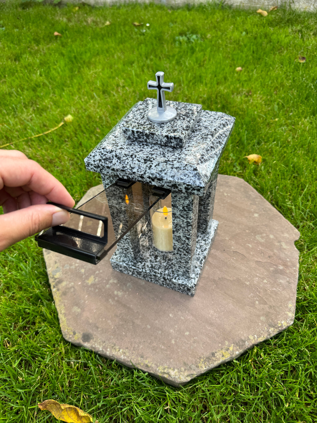 Handgefertigte Grablampe aus Granit mit silbernem Kreuz