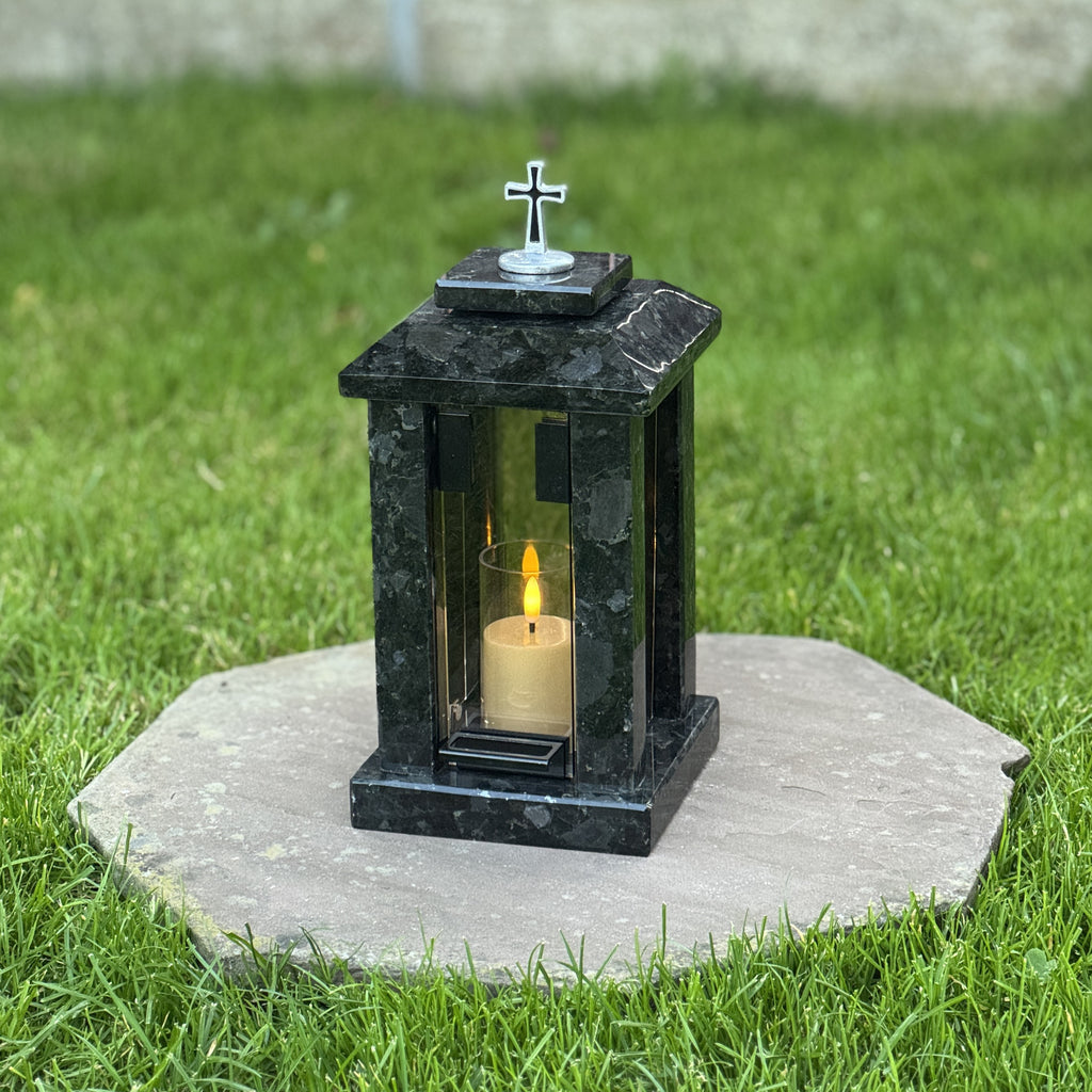Handgefertigte Grablampe aus Granit mit silbernem Kreuz
