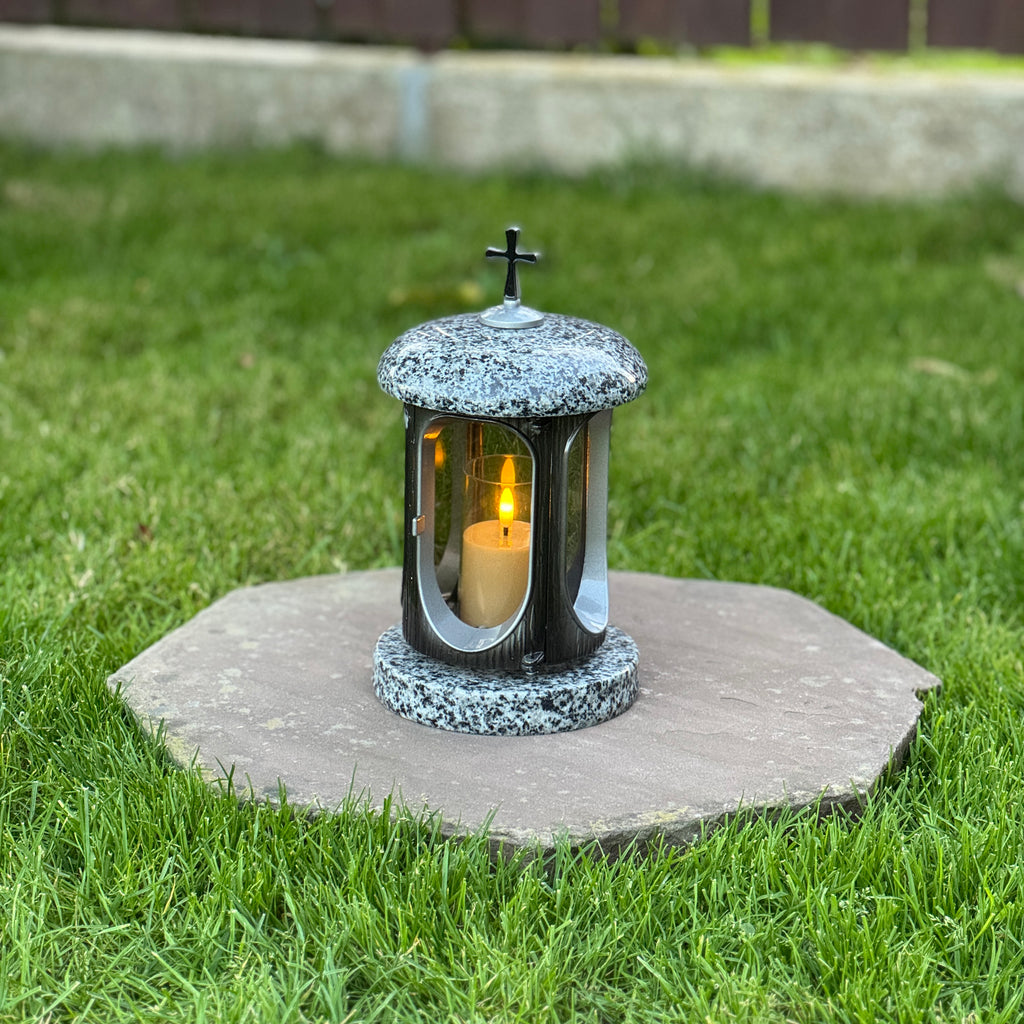 Spersonalizowany granitowy lampion pamiątkowy na grób