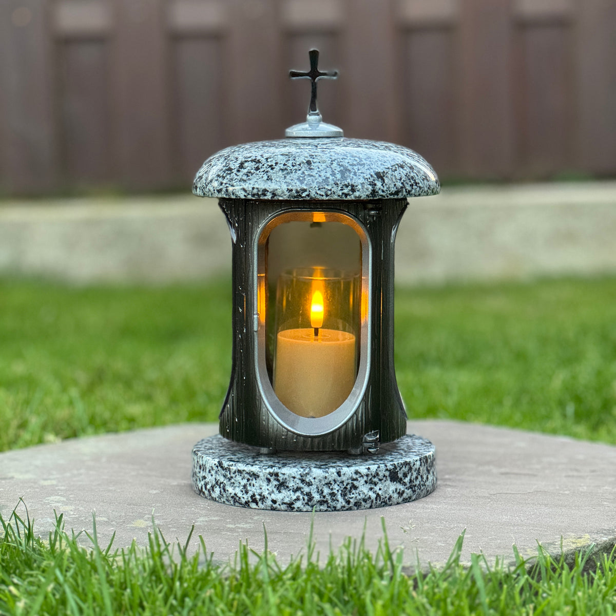 Spersonalizowany granitowy lampion pamiątkowy na grób