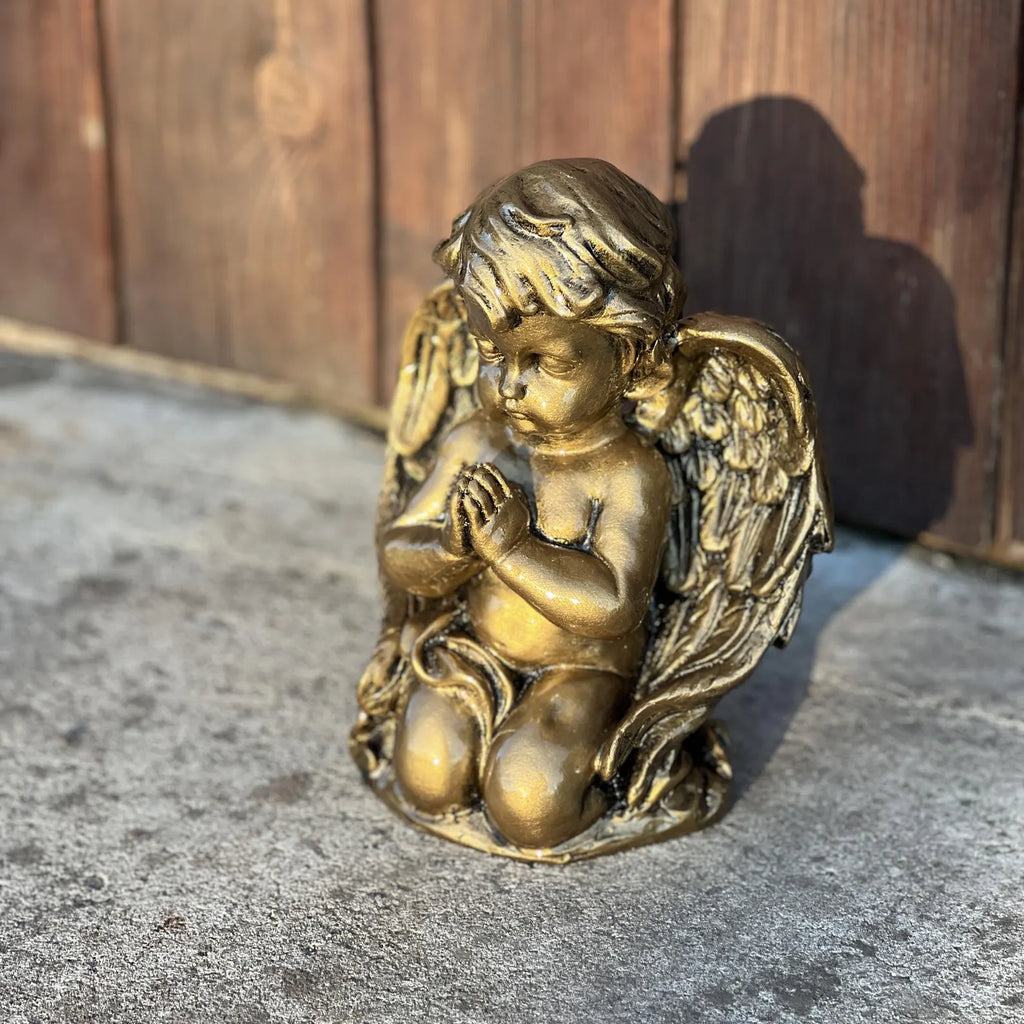 Kniende betende Engelsfigur, kleiner Cherub für den Garten