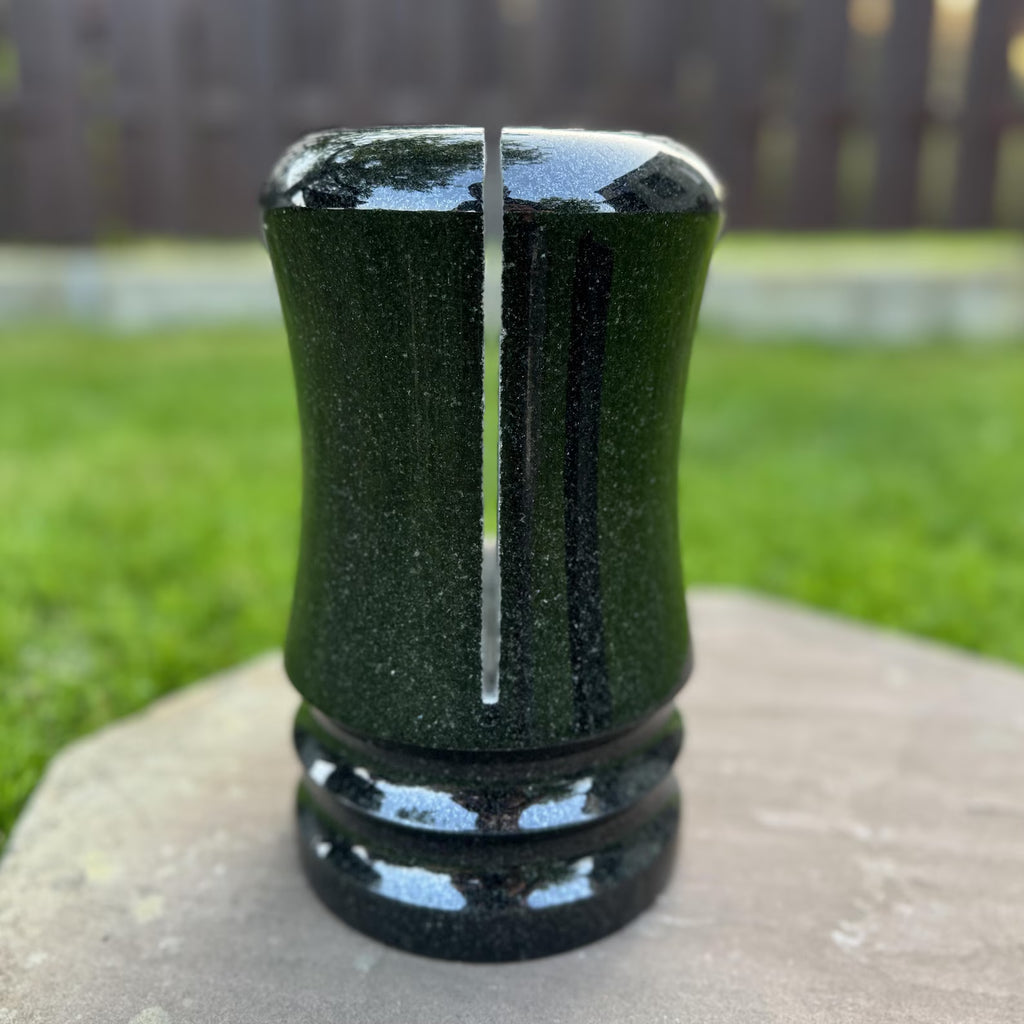 Geschwungene Grabvase aus Granit für Grabstein