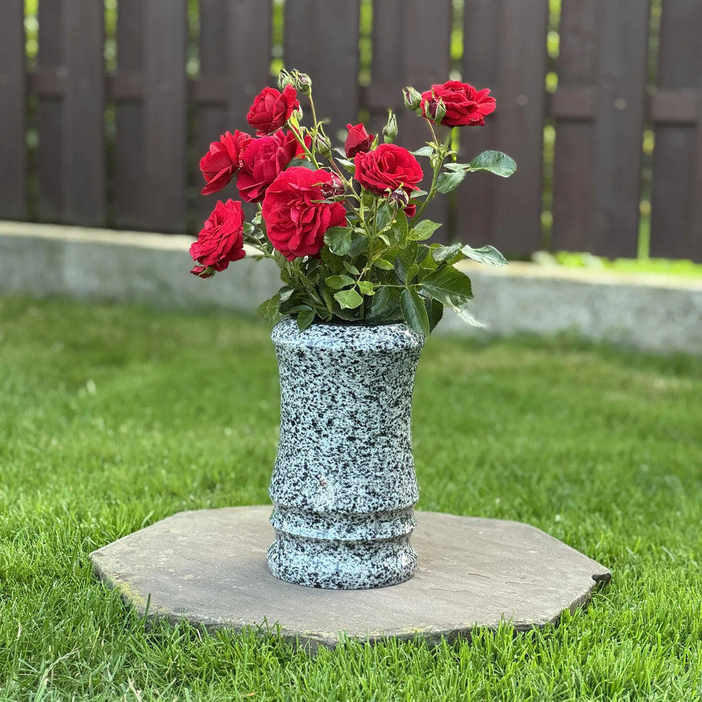 Geschwungene Grabvase aus Granit für Grabstein