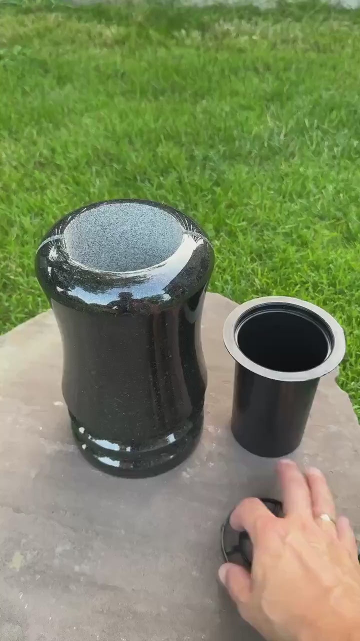 Geschwungene Grabvase aus Granit für Grabstein