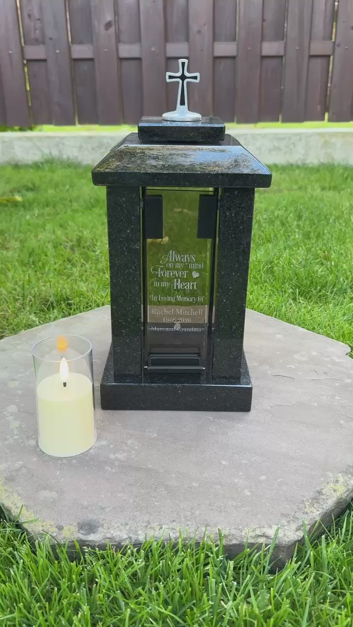 Handgefertigte Grablampe aus Granit mit silbernem Kreuz